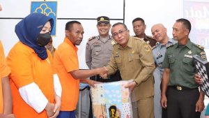 Pemkab Dairi Serahkan Tali Asih untuk Warga Binaan Rutan Sidikalang