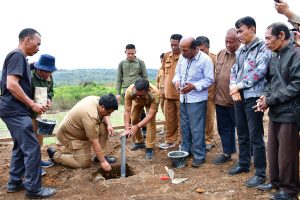 Bupati Samosir Letakkan Batu Pertama Pembangunan Screen House Buah dan Sayur di Desa Hariara Pintu