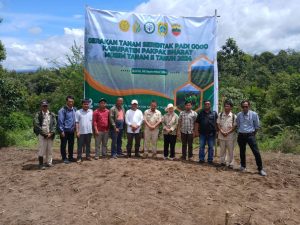 Distan Pakpak Bharat dan Politeknik Pembangunan Pertanian Medan Tanam Serentak Padi Gogo