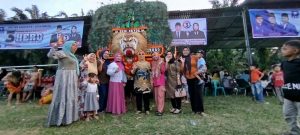 Ellya Rosa Siregar Bersama Ratusan Masyarakat Pangkatan Nonton Atraksi Seni Budaya Jarkep