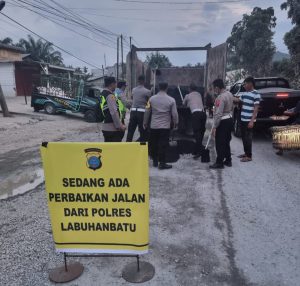 Antisipasi Kecelakaan Pengguna Jalan, Polres Labuhanbatu Perbaiki Jalan Rusak