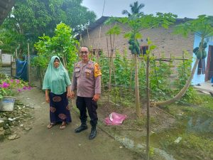 Bhabinkamtibmas Polres Tebing Tinggi Kunjungi Warga Berikan Edukasi tentang Ketahanan Pangan dan Keamanan Lingkungan