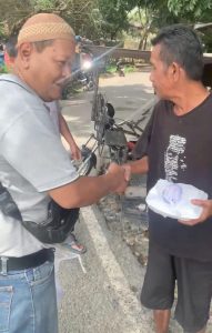 Jum’at Berkah, Management Ilusion Rantauprapat Bagikan Ratusan Nasi Kotak Kepada Warga