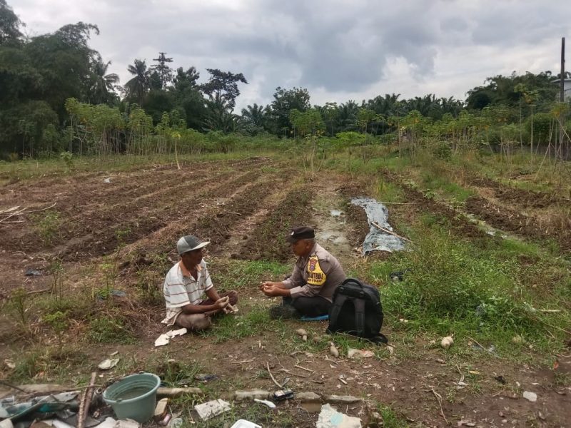 Dukung Ketahanan Pangan, Bhabinkamtibmas Polsek Stabat Sambangi Petani di Desa Pantai Gemi