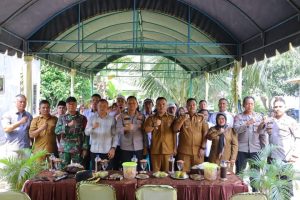 Dukung Ketahanan Pangan, Kapolres Tebing Tinggi Menabur Benih Ikan Lele di Desa Kuta Baru