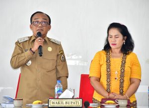 Wabup Samosir dengan Istri Jalin Silaturahmi di Hari Pertama Masuk Kerja