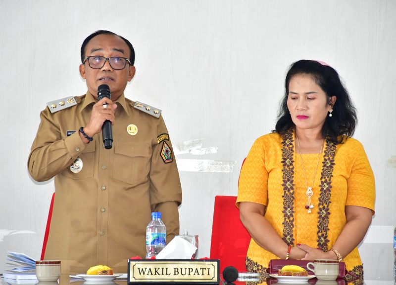 Wabup Samosir dengan Istri Jalin Silaturahmi di Hari Pertama Masuk Kerja