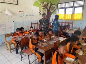 Koramil 07 Salak Uji Coba Program Makan Bergizi Gratis di SD Negeri 020417 Ulumerah