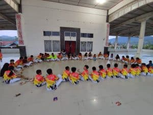 Atlet Taekwondo Pakpak Bharat Menikmati Menu Buka Puasa Bersama di Lapangan Kasean Banurea