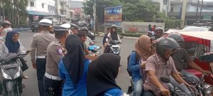 Satlantas Polres Labuhanbatu Bagikan Takjil kepada Pengendara Menjelang Berbuka Puasa