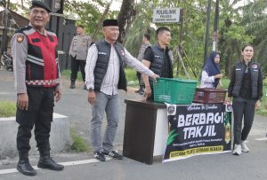 Hari Ke-4 Ramadhan, Polres Sergai Bagikan 100 Paket Takjil untuk Pengguna Jalan