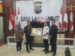 Polres Labuhanbatu Terima Plakat Penghargaan Dari KPU 2 Kabupaten