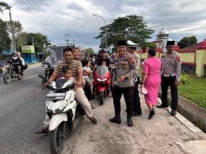 Jelang Buka Puasa, Polsek Kualuh Hulu Bagi Takzil kepada Masyarakat