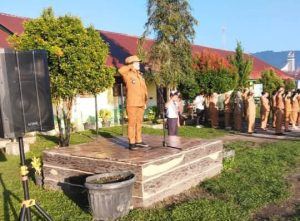 Hadir Sebagai Pembina Upacara, Camat Berpesan Tentang Pentingnya Pendidikan di SMPN 1 Salak