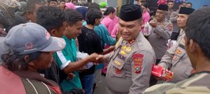 Kapolres Labuhanbatu Bersama Jajaran Bagi Takzil Kepada Masyarakat di Bulan Suci Ramadhan