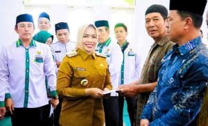 Bupati Labuhanbatu Bersama Baznas Serahkan Bantuan Zakat Kepada Masyarakat Kurang Mampu
