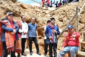 Wabup Samosir Bersama Ketua PPLMI Letakkan Batu Pertama Pembangunan Salib Suci