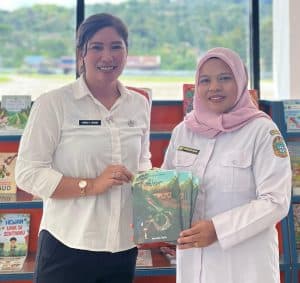 Kepala Sekolah SMAN 1 Salak Serahkan Buku Cerita Rakyat Pakpak ke Dinas Perpustakaan Pakpak Bharat
