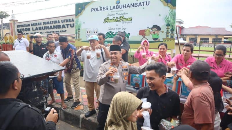 Sinergi Polri dan Media, Polres Labuhanbatu Bagikan Takjil Serentak Kepada Masyarakat