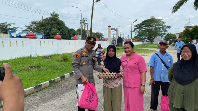 Polsek Kualuh Hulu Bagi Sembako Kepada PHL dan Banpol di Bulan Ramadhan