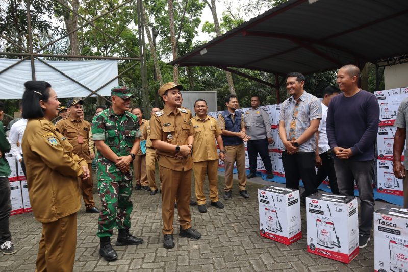 Serahkan Bantuan Alsintan, Wali Kota Tebing Tinggi Harapkan Kelompok Tani Bersinergi Dukung Ketahanan Pangan