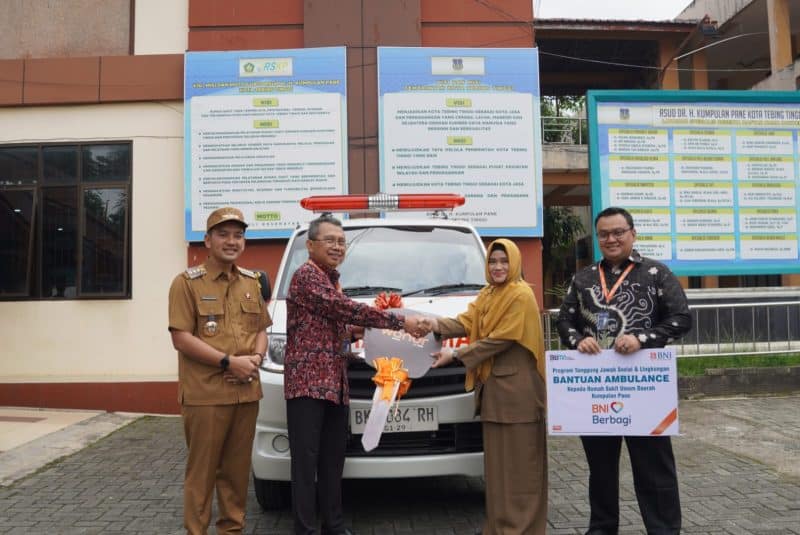 Bank BNI Serahkan 1 Unit Ambulans ke RSUD Kumpulan Pane
