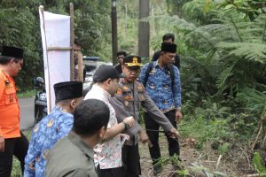 Bupati Pakpak Bharat Tinjau Langsung Posko Pencarian Korban Kecelakaan di Tanjung Mulia