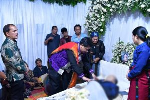 Bupati Vandiko Gultom Kunjungi Rumah Duka Tokoh Pemrakarsa Samosir Manginar SItanggang