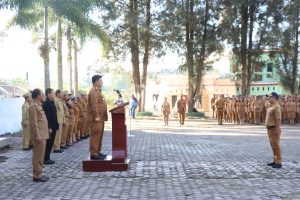 Perdana Setelah Dilantik, Bupati dan Wabup Samosir Pimpin Apel Gabungan, Vandiko : Ajak ASN Tingkatkan Kreativitas Demi Kesejahteraan Masyarakat