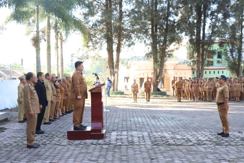 Perdana Setelah Dilantik, Bupati dan Wabup Samosir Pimpin Apel Gabungan, Vandiko : Ajak ASN Tingkatkan Kreativitas Demi Kesejahteraan Masyarakat