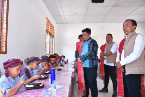 Bupati Samosir dan DPC Gerindra Bagikan Makanan Bergizi Gratis kepada Siswa SMP N 1 Pangururan