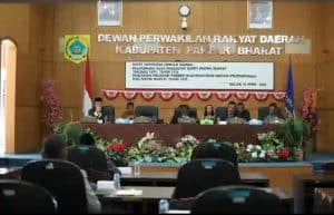 Wabup Pakpak Bharat Hadiri Sidang Paripurna Penyampaian Pidato Nota Pengantar LKPJ Tahun 2024 di Gedung DPRD