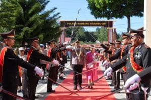 Polres Humbahas Gelar Tradisi Penyambutan AKBP Arthur Sameaputty sebagai Kapolres Baru
