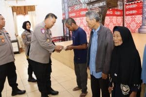 Kapolres Labuhanbatu Berikan Bantuan Infaq untuk Warga Kurang Mampu