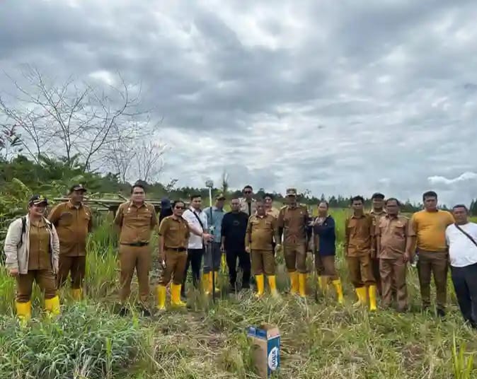 Tim Pemkab Pakpak Bharat Lakukan Pengukuran dan Pematokan Lahan Pembangunan SR