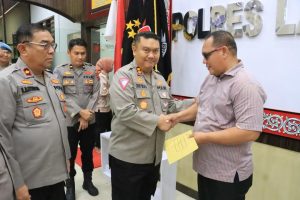 Kapolres Labuhanbatu Serahkan Bantuan Sosial kepada Personel yang Berduka