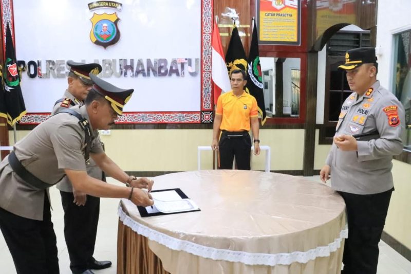 Kapolres Labuhanbatu Terima Penyerahan Jabatan Kasi Humas dan Kasat Binmas