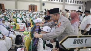 Wakapolres Labuhanbatu Dampingi Pemberangkatan 193 Calon Jemaah Haji Labura