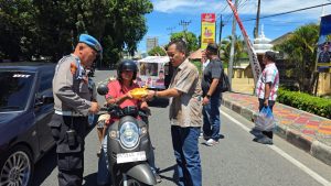 Jum’at Berkah, Sat Narkoba Polres Labuhanbatu Tebar Kebaikan Lewat 100 Nasi Kotak