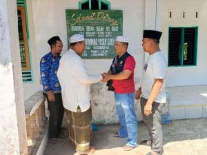 Kanit Reskrim Panai Hilir Bantu Renovasi Kamar Mandi Parsulukan Na’sabandiyah