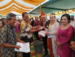 Sekda Pakpak Bharat Serahkan Dokumen Kependudukan kepada Pasangan Pengantin Baru dalam Program BAMUDA