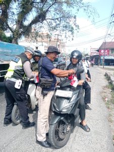 Polsek Kualuh Hulu Tebar Bendera Merah Putih Sambut HUT ke-80 RI