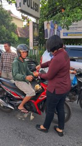 Polres Tebing Tinggi Bagikan 100 Bendera Sambut HUT RI ke-80