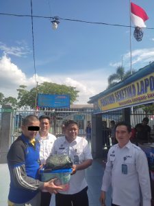 Kalapas Tebing Tinggi Bagikan Alat Mandi, Wujudkan Lapas Humanis