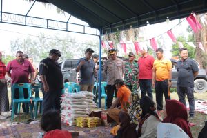 Kapolres dan Wabup Sergai Salurkan Bantuan untuk Korban Puting Beliung Teluk Mengkudu