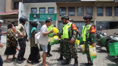 Babinsa Bagikan 140 Karung Beras untuk Warga Medan