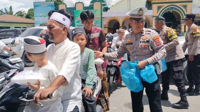 Polantas Berbagi Berkah Usai Salat Jumat di Labuhanbatu