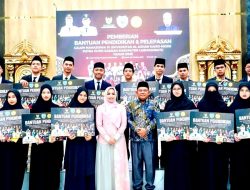 Bupati Maya Hasmita Serahkan Bantuan Pendidikan bagi 17 Mahasiswa Labuhanbatu yang Lolos ke Universitas Al-Azhar Kairo
