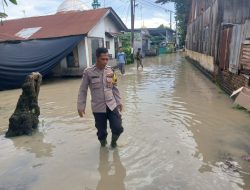 Bhabinkamtibmas Aiptu Hendra Bantu Warga Terdampak Banjir di Sei Rampah dan Pematang Ganjang