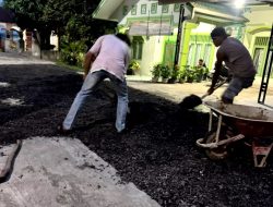 Warga Gotong Royong Perbaiki Jalan Rusak di Gang Ummi Fauziah